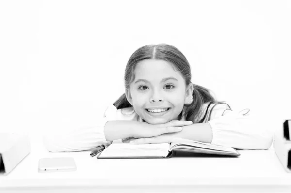 Perdu dans un conte de fées. Enfant apprenant la grammaire. retour à l'école. carnet de dictionnaire. Obtenir des informations. fille heureuse avec classeur. L'éducation. petite fille en uniforme scolaire. lire l'histoire. littérature pour enfants — Photo