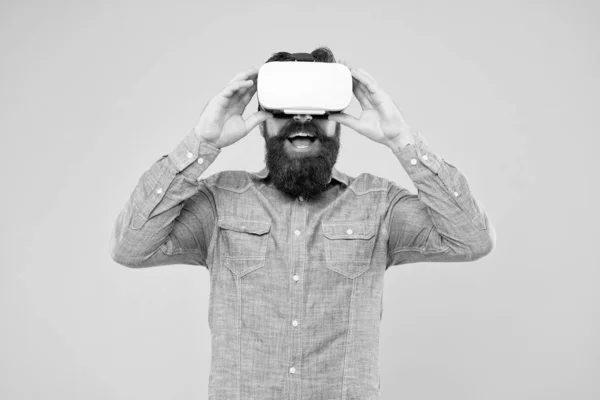 Die Technologie ist da. Hipster erkunden den gelben Hintergrund der VR-Technologie. Bärtiger Mann trägt VR-Brille. VR-Technologie und Zukunft. Neue Technologien nutzen — Stockfoto