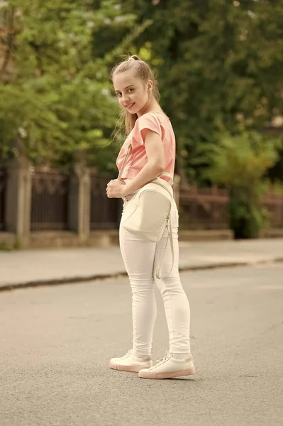 Sommarlov. Litet barn njuter av promenad. Hälsa, gott humör och positiv energi. Energisk barn. Spara energi för långa promenad. Full av energi. Flicka bekymmerslöst barn. Kid långt hår Njut av promenader — Stockfoto