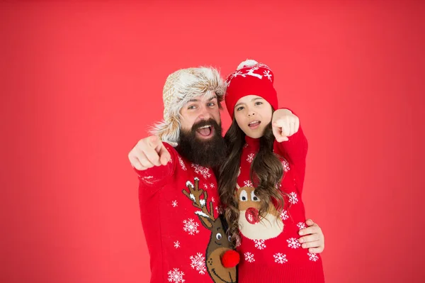 Saldi invernali ti aspettano. shopping della stagione invernale. Buon Natale a tutti. famiglia felice. La bambina ama papa '. ricordi di Natale. padre e figlia festeggiano il nuovo anno. Stanno aspettando Babbo Natale. vacanza in famiglia — Foto Stock