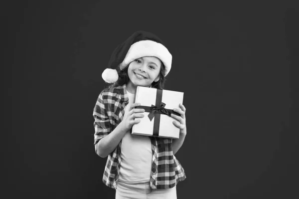 Little girl child in santa red hat. Christmas shopping. Present for Xmas. Childhood. New year party. Santa claus kid. Happy winter holidays. Small girl. Opening her Christmas present — Stock Photo, Image