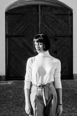 Kız makyaj yüz moda trendi eşleşen giysiler. Stilist moda uzmanı. Moda cılız. Kadınlık ve kadınsı rakam vurgulamak. Yüksek belli pantolonlar podyuma dönmeye devam ediyor. Kadın moda kıyafeti