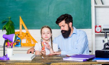 Büyüleyici bir ders. Çocuğa bilimi anlatmak. Öğretmen ve liseli kız. Sakallı öğretmen mükemmel bir pedagog. Pedagog yetenekleri. Yetenekli pedagog. Daha fazlasını başarmak için birlikte çalışın.