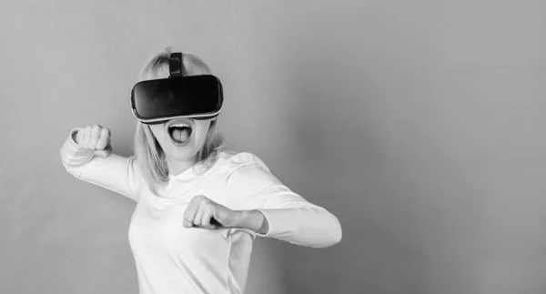 A nő a pohár virtuális valóság. Meghökkent fiatal nő megérintette a levegőt a VR tapasztalat. 3D technológia, virtuális valóság, szórakozás, kibertér és az emberek koncepciója. — Stock Fotó
