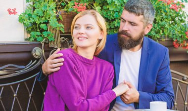 Aşık çift kafe terasında kahvenin tadını çıkarır. Hoş bir aile hafta sonu. Evli güzel çift birlikte rahatlatıcı. Seyahat ve tatil. Kafe ve halka açık yerleri keşfedin. Çift sarılma kafe terası