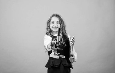 Eğitim ve bilgi. Çocuk biyolojisi dersi. Geleceği keşfet. Okula dönüyorum. Laboratuvarda bilim araştırması. Mikroskobu olan küçük bir kız. Küçük kız bilim adamı deneyi. Kimyaya hayat üflemek