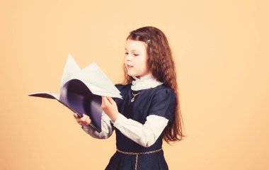 Eğitim kavramı. Temel bilgi. Okula geri dön. Bilgi günü. Çalışma konusunda ciddi. Liseli sevimli çocuk. Çocukluk ve yetiştirilme tarzı. Bilgi ve bilgi. Küçük çocuk çalışması. Okul hayatı