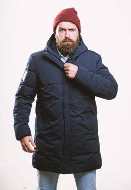 Şık ve rahat. Hipster modern moda. Adam şapka ve siyah kış ceket giymek. Hippi tarzı giyim. Hippi kıyafet. Adam sakallı hippi tribünde beyaz izole sıcak siyah ceket parka