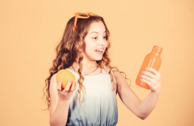 ferahlatıcı vitamin suyu. Sağlık. Yaz vitamin diyeti. Doğal vitamin kaynağı. mutlu kız taze portakal suyu içmek. yaz tatili. Moda gözlüklü küçük kız. Sağlıklı gıda aşık