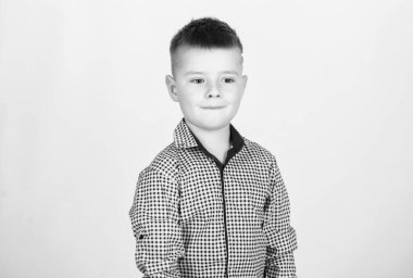 Boy modern saç modeli resmi tarzı gömlek ışık arka plan giymek. Kendine güvenen adam şık kıyafet keyfini çıkarın. Yakışıklı ve şık olmayı dene. Stil hakkında çok şey biliyorum. Tarzını buldum. Sevimli küçük çocuk