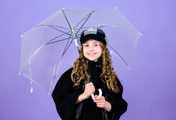 Veselé hipsterské dítě v pozitivní náladě. ochrana proti dešti. Duha. Podzimní móda. šťastná holčička s průhledným deštníkem. Holčička ve francouzském baretu a kabátě. Pocit volnosti a pohody — Stock fotografie
