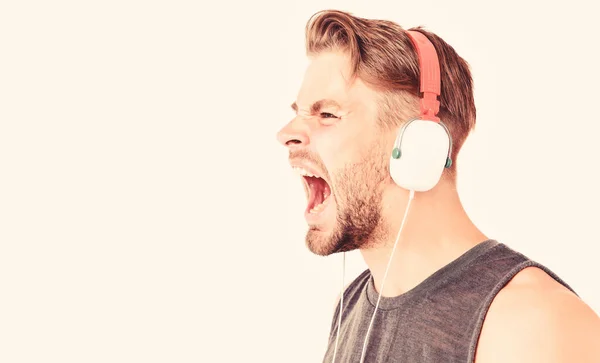 Crier et crier. espace de copie. homme non rasé écouter de la musique dans le casque. homme musclé sexy écouter de la musique de sport. homme dans les écouteurs isolé sur blanc — Photo