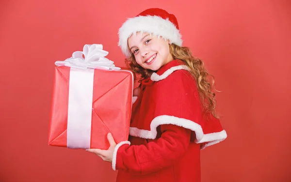 Deja abierto el regalo de Navidad. Concepto de felicidad y alegría. Servicio de entrega de regalos. Una niña pequeña celebra la Navidad. Estoy tan emocionada. Chica linda niña traje de santa celebrar la caja de regalo de Navidad. Lo que hay dentro —  Fotos de Stock