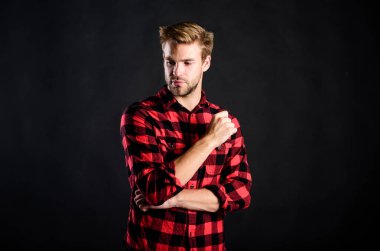 Model. Adam siyah arka plan. Sakallı yakışıklı adam. Berber dükkanından sonra. Karizma. Batı kovboy portresi. Retro erkek modası. Klasik tarz adam. Erkek kareli gömlek. batı