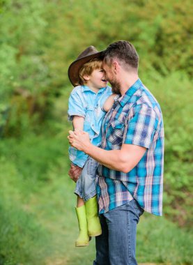 Çocuk eğleniyor kovboy baba. Çiftlik ailesi. Ebeveyn çiftliğinde tatiller. Şirin bir kovboy. Çiftlikte hafta sonu. Bahçedeki küçük yardımcı. Doğada yaşayan küçük bir çocuk ve baba. Macera ruhu.
