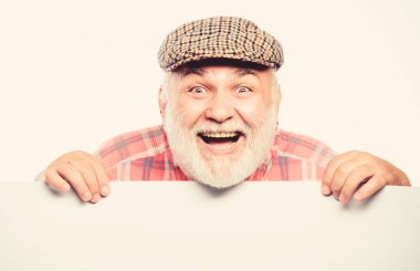 Çok mutluyum. Alanı yatıştıran bilgileri kopyalayın. iş arama. Yardıma ihtiyacım var. Kıdemli sakallı adam afiş üzerinde yer duyuru. retro şapkalı mutlu olgun adam. Reklam. Reklam dükkanı