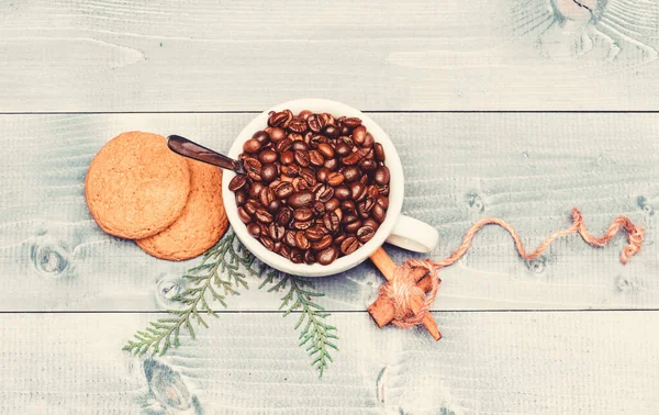 신선한 볶은 커피 콩. 컵 풀 커피 브라운 볶은 콩 블루 나무 배경입니다. 카페인 개념. 카페 음료 메뉴. 아라비카 로부스타 커피 다양한. 영감과 에너지 충전을 위한 음료 — 스톡 사진