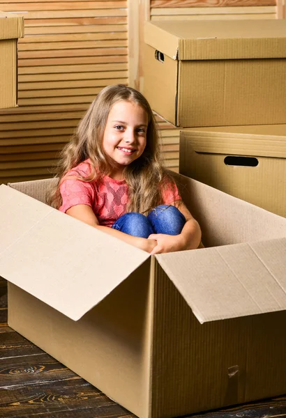 이상적 인 곳이지. 방을 수리한다. 새 아파트에 요. 새로운 거 주지를 매입하는 것. 판지 상자들 이 새 집으로 이동하고 있습니다. 행복 한 어린이판지 상자. 곰 장난감을 가진 행복 한 어린 소녀 — 스톡 사진