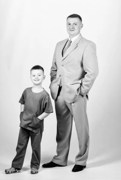 Άνθρωπος αξιοσέβαστος επιχειρηματίας και μικρό παιδί γιατρός στολή. Οικογενειακή επιχείρηση. Γιατρός αξιοσέβαστη καριέρα. Μπαμπά αφεντικό. Πατέρας και χαριτωμένος μικρός γιος. Ανατροφή της παιδικής φροντίδας. Αξιοσέβαστο επάγγελμα — Φωτογραφία Αρχείου