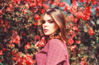 Bahar tazeliği. Doğal kozmetik konsepti. Cilt bakımı. Çiçek açan ağaçlar. Doğal güzellik. Güzel kadın cilt bakımı. Doğayla uyum içinde bir kız. Doğal çevre organik kozmetik ürünleri