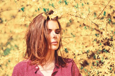 yaz çiçek açan ağaçlar ve sarı çiçekler. Bahar çiçeği seksi kadın. güzel kadın cilt bakımı. doğa gibi kız. doğal güzellik makyaj. saç moda. moda güzelliği. Seralarda çiçek ekimi