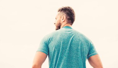 Güçlü kaslı vücut güçlü arka görüş hissediyor. Başarılı bir atlet. Zafer ve başarı. Şampiyon. Gelecekteki fırsatlar. Liderlik ve rekabet. Gelecek konsepti. Geleceğe bakıyorum