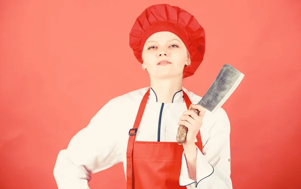 Nerezová ocel. Při řezání buďte opatrní. Stříhat zeleninu. Šéfkuchařka drží ostré nože. Způsoby, jak si sekat jídlo jako profík. Koncepce schopností nožů. Zvolte vhodný nůž. Nebezpečná dáma. Nejlepší nože k nákupu — Stock fotografie