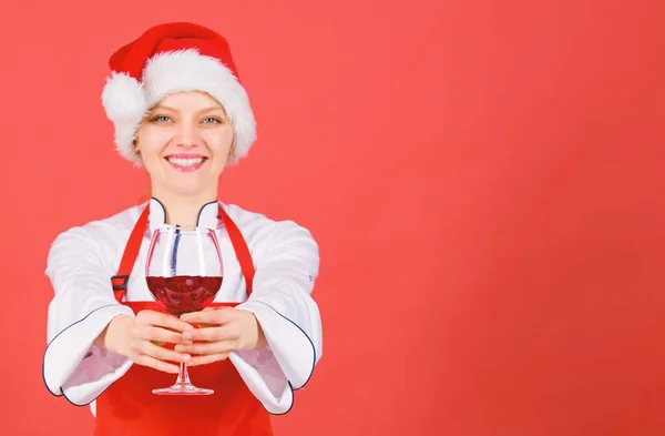 Žádný stres. Žena kuchař vaření nosí santa hat pít víno. Nejlepší vánoční recepty. Užijte si jednoduché nápady pro vánoční oslavy a sváteční večeře. Slavnostní menu koncept. Vánoční večeře myšlenky. Vánoční menu — Stock fotografie