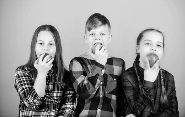 Amigos de meninos e meninas comem lanche de maçã. Adolescentes com lanche saudável. Dieta saudável e nutrição vitamínica. Coma frutas e seja saudável. Hora do lanche da escola. Tendo lanche saboroso. Grupo adolescentes comem maçãs — Fotografia de Stock