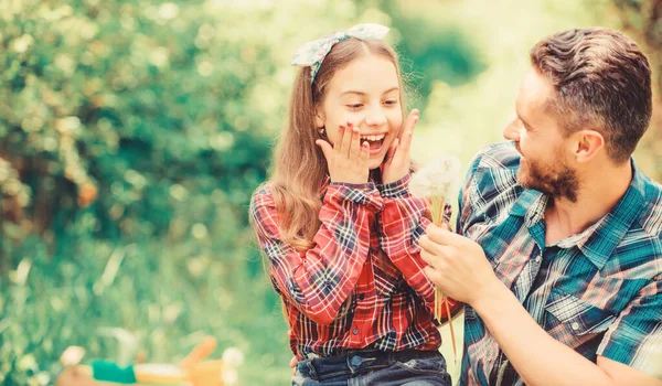 Freudiger Prozess. Ökologie. glücklicher Familientag. Tochter und Vater lieben Löwenzahnblüten. Frühlingsdorf. kleines Mädchen und glücklicher Mann Papa. Tag der Erde. Familienferienhof. Pflege der Natur — Stockfoto