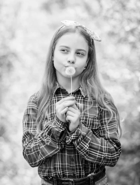 Il dente di leone è bello e pieno di simbolismo. E 'arrivata l'estate. Fiore giardino estivo. Ragazza adolescente vestita in stile rustico campagna a scacchi sfondo della natura camicia. Esprimi un desiderio. Festeggiando il ritorno dell'estate — Foto Stock