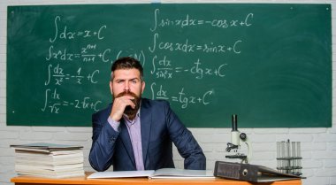 Ciddi bir sorun düşünüyorum. Ciddi öğretmen sakala elle dokunuyor. Ciddi yüzlü sakallı adam öğretmen masasında oturuyor. Hipster 'ın okulda ciddi bir görünümü var. Sorun çözülüyor. İkilem