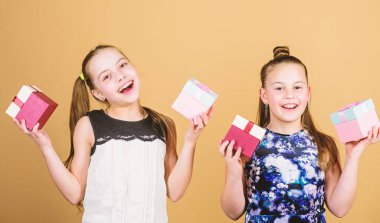 Alışveriş onların tutkusudur. Çocuk. Yetenekli küçük kız kardeşler. Şimdiki kutulu küçük kızlar. Sürpriz. Aile kardeşliği. Doğum günün kutlu olsun. Tatil kutlaması. Boks günü. Noel alışveriş