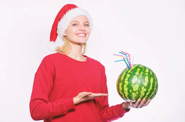 冬季维生素水果配给。强化免疫理念。女孩戴圣诞老人帽子喝西瓜维生素鸡尾酒吸管。女人喜欢维生素饮料。丰富的维生素配给理念。圣诞节后排毒 — 图库照片