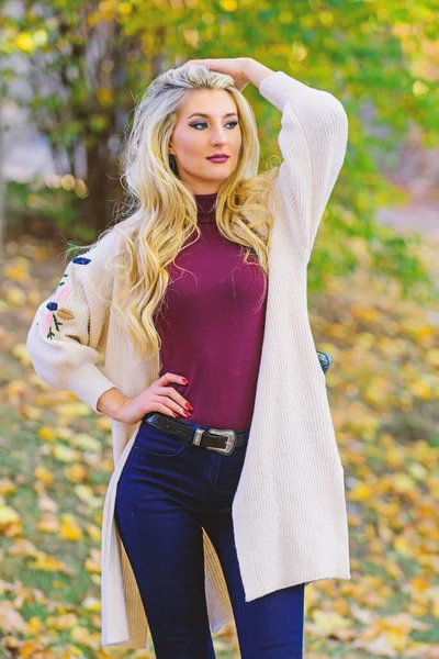 Herfst modieuze vest. Meisje stijlvolle outfit met zachte wol of kasjmier vest. Voel me zo warm en comfortabel. Vrouw slijtage lang gebreid vest tijdens een wandeling in het park. Herfst mode gezellige vest — Stockfoto