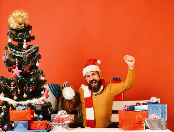 Homem com barba e rosto alegre celebra o Natal. — Fotografia de Stock