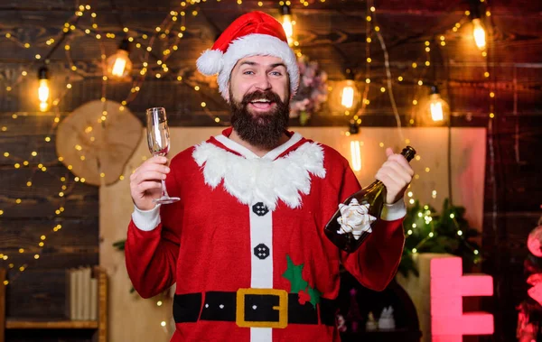 Nyårsfirande. Fira vinterlovet. Skäm bort dig själv med glädje. Mannen skäggiga tomten fira jul med alkohol dryck. Fira med glädje. Mousserande vin. Tomten dricker champagne — Stockfoto