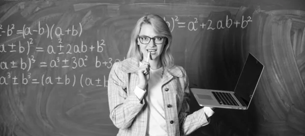 Educator smart clever lady with modern laptop surfing internet chalkboard background. Digital technologies concept. Idea on her mind. Woman teacher wear eyeglasses holds laptop surfing internet — Stock Photo, Image