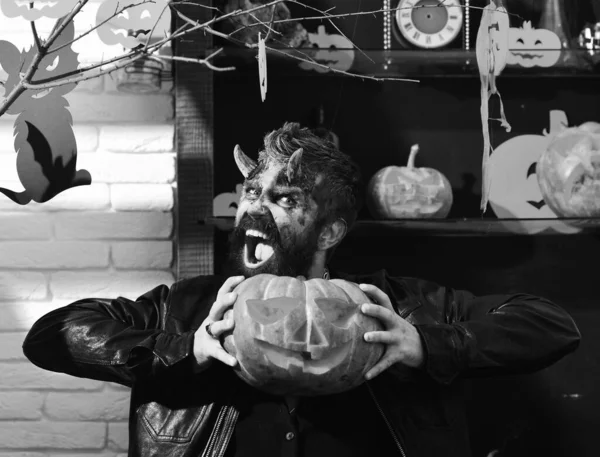 Diablo o monstruo de fiesta. Hombre usando maquillaje de miedo para Halloween — Foto de Stock