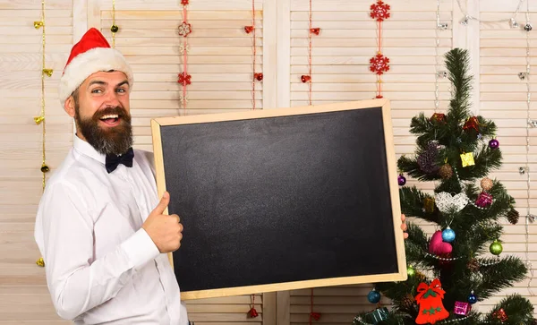 Kerel bij kerstboom op houten muur achtergrond. — Stockfoto