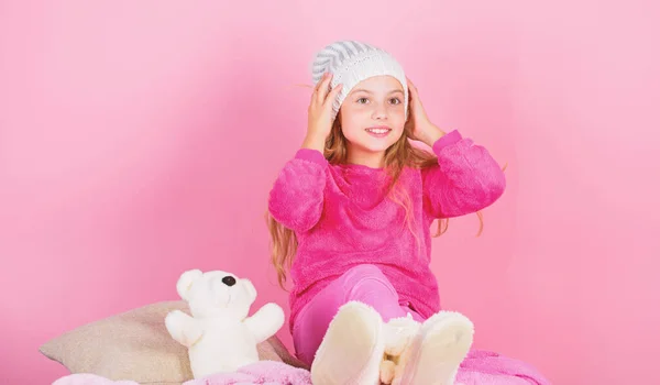 Unieke bijlagen aan opgezette dieren. Teddy beren verbeteren het psychologisch welzijn. Kind kleine meisje speelse Hold teddybeer pluche speelgoed. Kid schattig meisje spelen met zacht stuk speelgoed teddybeer roze achtergrond — Stockfoto