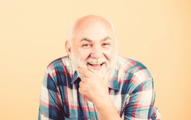 En iyi hayatını yaşa. gri sakallı mutlu yaşlı adam. damalı gömlek olgun sakallı adam. emeklilik dedesi. olumlu duygular. berber ve kuaför salonu. erkek modası. mutlu dede