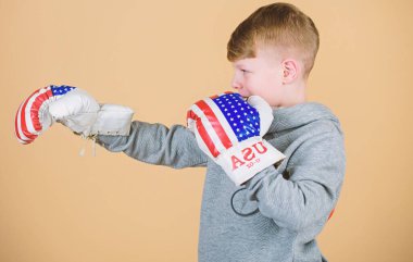 Antreman için hazır. Gücüne güveniyor. Boks kariyerine başla. Erkek sporcu abd bayrağı ile boks eldiven giymek. Amerikan boksör konsepti. Çocuk sportif atlet boks becerileri pratik. Boks sporu