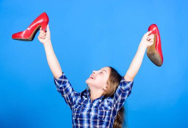 Keşke daha hızlı büyüseydim. Mutlu bir çocukluk. Muhteşem kırmızı topuklu ayakkabılar. Yüksek topuklu küçük moda çocuğu. Parlak topuklu ayakkabılar. Her kız şık topuklu ayakkabılar hayal eder. Ayakkabı dükkanı.