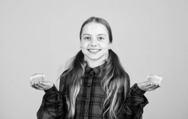 Çocuklar keklere bayılır. Ev yapımı yemeklere kafayı takmış. Diyet sağlıklı beslenme ve kalori. Nefis kekler. Kız sevimli çocuk muffins veya cupcake yeme. Tatlı tatlı. Mutfak tarifi. Lezzetli atıştırmalık