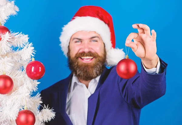 Üzletember az nyújtani, akkor csatlakozzon a karácsonyi előkészítése. Különleges karácsonyi ajánlat. Az ember szakállas, csípő kopás formális ruha és santa kalap. Santa karácsonyi labda dekoráció tart. Üzleti és karácsonyi koncepció — Stock Fotó
