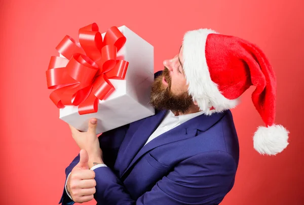 Homem barbudo hipster terno formal comemorar o Natal. Guy alegre segurar caixa de presente com arco de fita festiva. Mesmo os adultos animados com tais presentes. Espalhe alegria e felicidade por presentes. Conceito de serviço de presente — Fotografia de Stock
