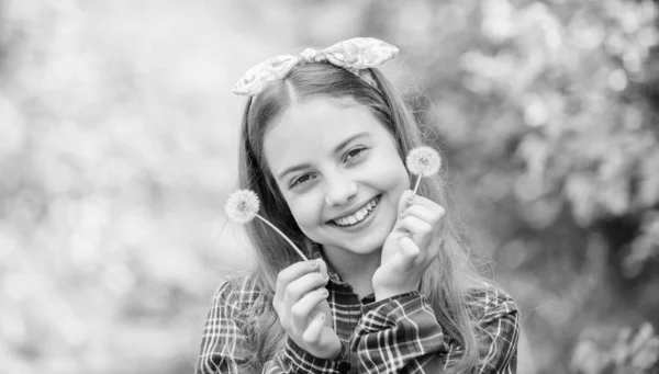 Sommarlovet. Rancho och land. Naturlig skönhet. Barndoms glädje. liten flicka och med Taraxacum blomma. Maskros. Vår semester. Womens dag. Happy Child hålla blowball. Green Life — Stockfoto