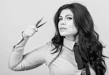 Kirpik uzatma işlemi. Güzellik. Kalıcı Makyaj. güzel kadın kirpik ustası cımbız tutun. Kaş Düzeltme. kaşlar için özel bir araç ile usta kozmetolojist. Makyaj yapan kadın