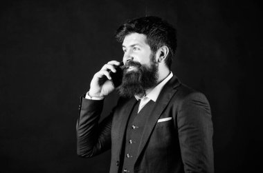 Mobil görüşmeler. İşadamı iyi bakımlı olgun adam akıllı telefon tutun. Adam arkadaş arama siyah arka plan standı. Mobil arama konsepti. Resmi takım elbise birini çağırır. Mobil arama konuşması